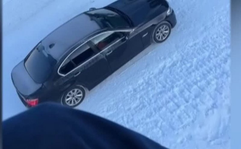 Cu BMW-ul pe pârtie: Poliţiştii de la Borşa s-au sesizat din oficiu şi fac cercetări pentru identificarea șoferului iresponsabil din stațiunea maramureșeană