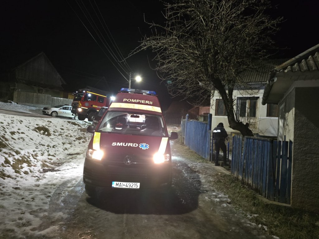 Incendiu violent într-o localitate din Cluj: Bărbat cu arsuri grave, transportat la spital