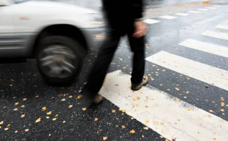 Șoferii din Cluj, terorizați de un pieton-kamikaze, care se aruncă în fața mașinilor: "Și uite așa cred că musai să ne luam cameră de bord. Pentru (...) de genul"