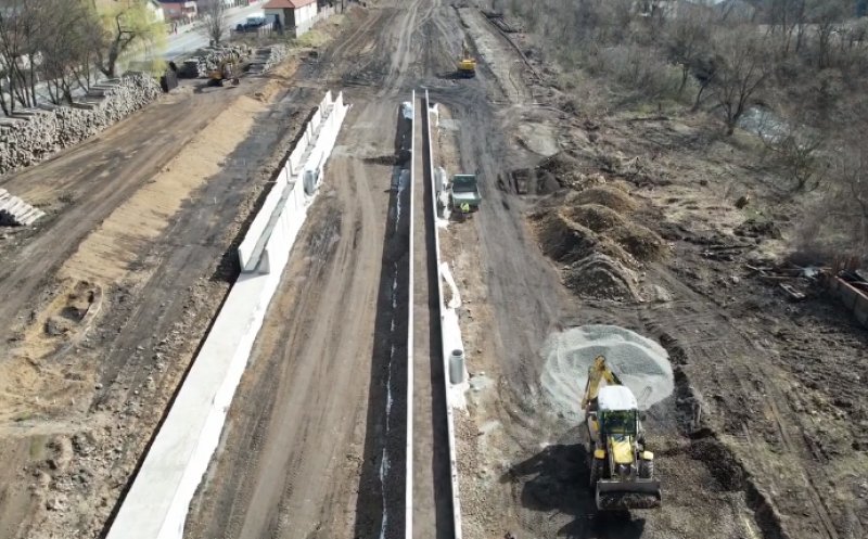 Lucrările la electrificarea căii ferate Cluj-Oradea, la un an de la debut. Stadiul pe fiecare lot