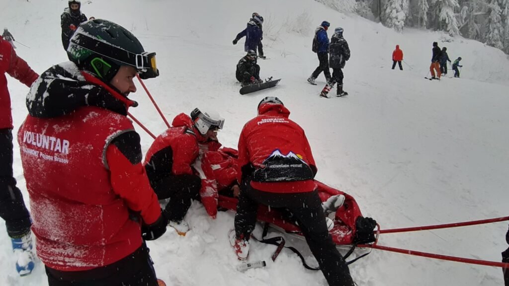 Cum să reacționezi corect când ești martor la un accident pe pârtie. Recomandările Salvamont