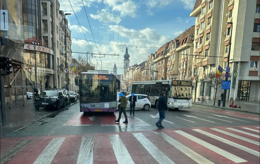 Accident în fața Prefecturii Cluj: O mașină a lovit un troleibuz