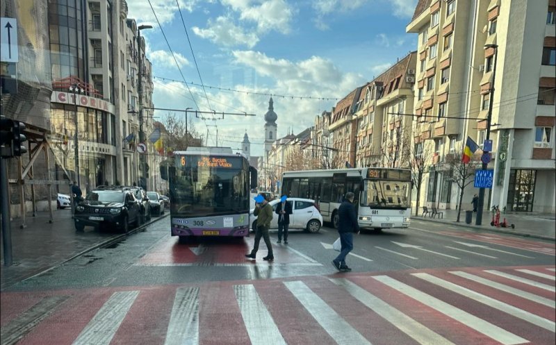Accident în fața Prefecturii Cluj: O mașină a lovit un troleibuz