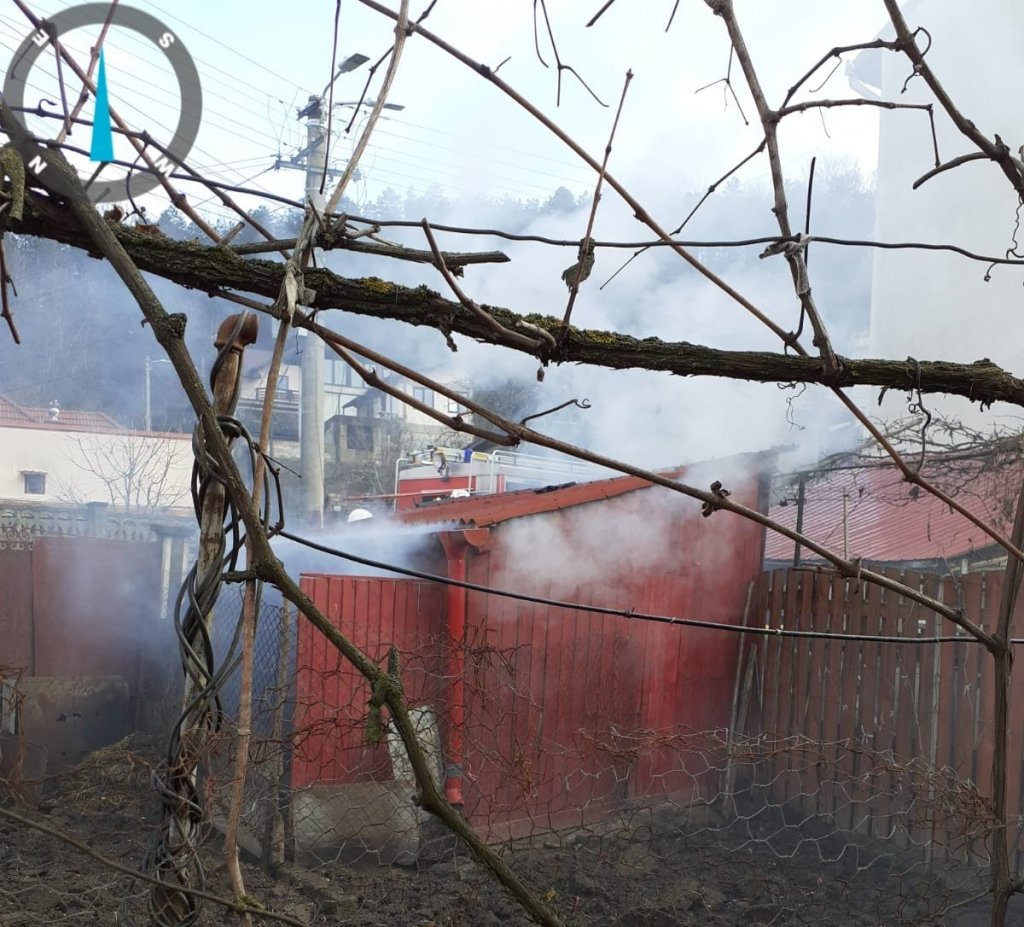 Incendiu într-o gospodărie din Cluj. Flăcările s-au extins la adăposturile pentru animale