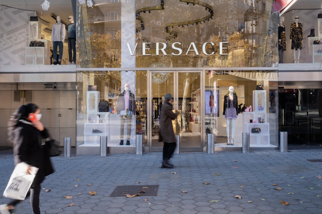 Versace ar putea fi cumpărat de un alt gigant de pe piața modei