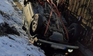 ACCIDENT pe un drum din Cluj. O mașină a ajuns într-un șanț, cu roțile-n sus