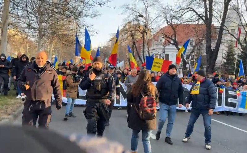 Protestatari AUR, prinși la miting cu substanțe interzise, cuțite și briceag