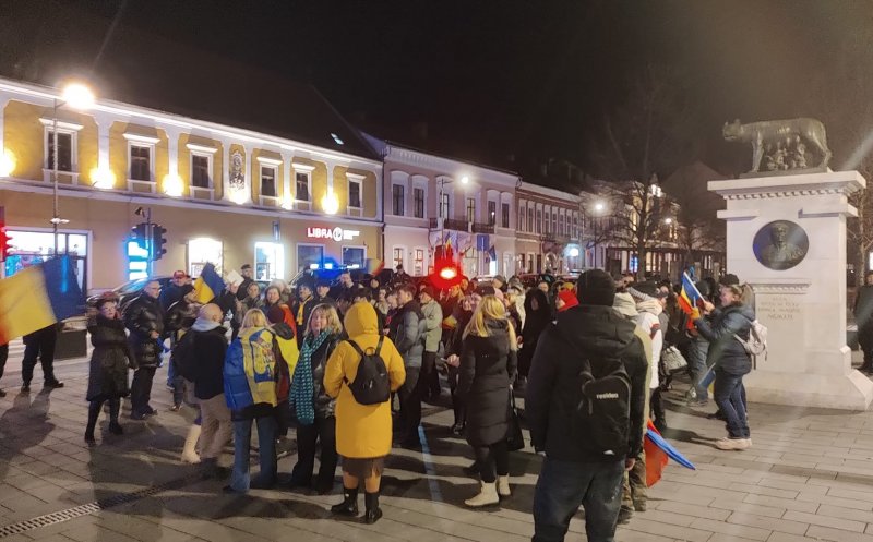 Miting, duminică, și la Cluj. A fost și sâmbătă. S-a scandat: "Haideți cu noi, pentru turul 2" și "Ura ura ura, jos cu dictatura"