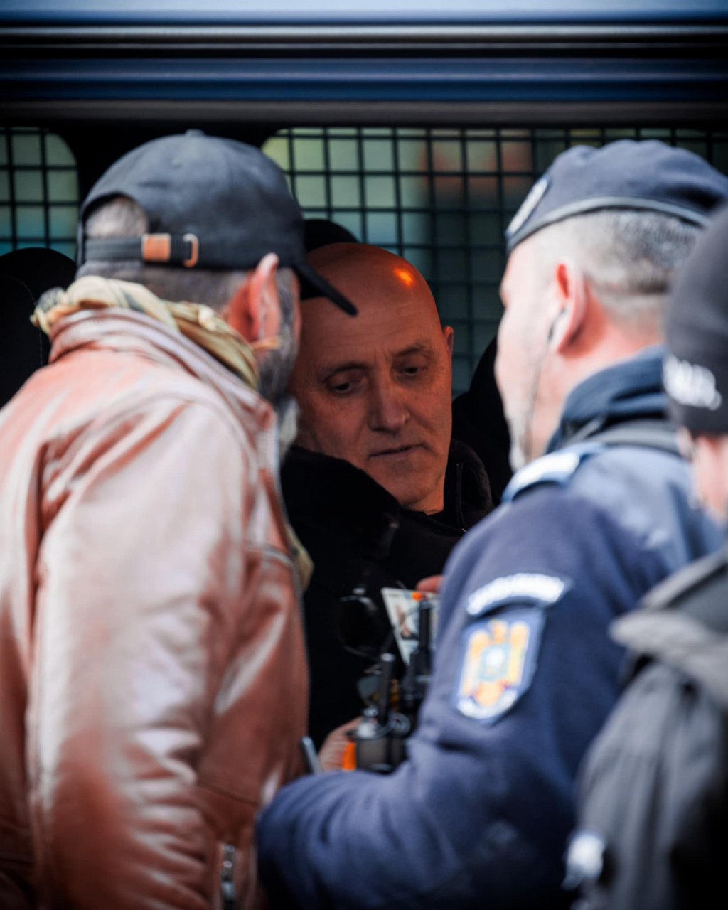 Mercenarul Horaţiu Potra și fiul său, săltați de jandarmi, de la protestul AUR. Băiatul avea la el un baston telescopic