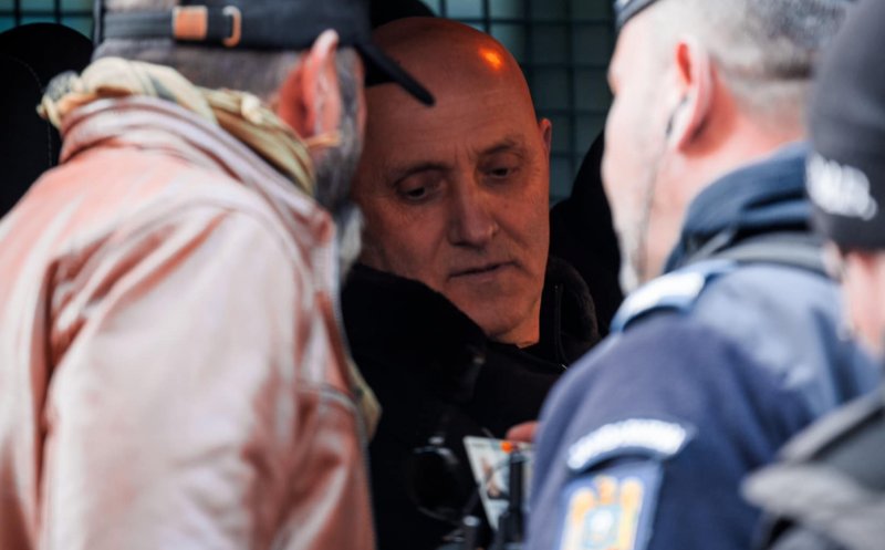Mercenarul Horaţiu Potra și fiul său, săltați de jandarmi, de la protestul AUR. Băiatul avea la el un baston telescopic