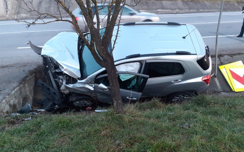 Mașină făcută praf, în urma unui accident în Cluj. Bărbat, transportat la spital