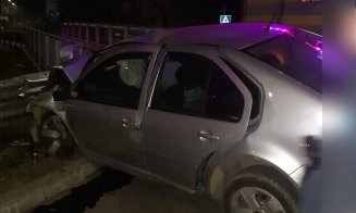 ACCIDENT în județul Cluj noaptea trecută. Și-a făcut mașina praf într-o pasarelă metalică