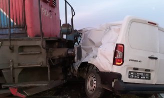 ACCIDENT FEROVIAR MORTAL: Autoutilitară vs. tren / Bărbat cu leziuni incompatibile cu viața