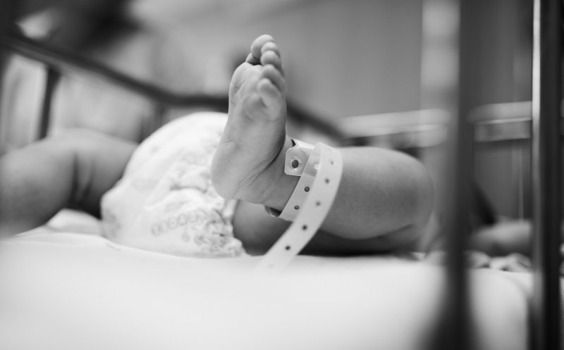 Anchetă după ce un bebeluș A MURIT din cauza unei pneumonii / Medicul care l-a consultat cu doar 4 zile înaintea decesului i-a prescris un sirop de tuse
