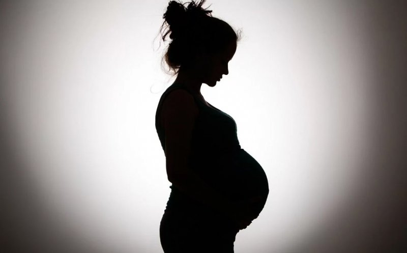 O minoră de 14 ani a născut acasă / Tatălui copilului i s-a întocmit dosar penal pentru viol