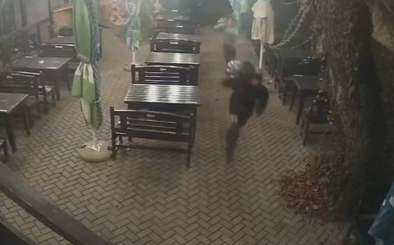 Se fură saci cu PET-uri! Copii, filmaţi pe terasa unei cafenele din Cluj