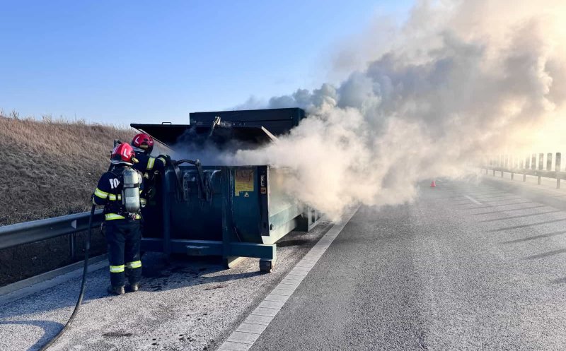 Incendiu pe A10 Sebeș – Turda. Un camion care transporta deșeuri a luat foc