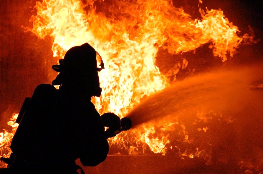 INCENDIU în județul Cluj noaptea trecută din cauza unui scurtcircuit / Victimă cu arsuri la nivelul feței și a mâinilor