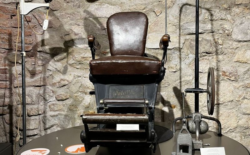 Muzeul Farmaciei din Cluj-Napoca: de ce scaunul stomatologic de la începutul secolului XX seamănă cu un unul de frizer