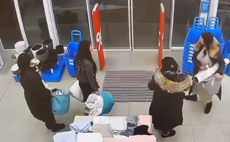 Spirit de echipă: Patru femei din Cluj, surprinse în timp ce furau dintr-un magazin