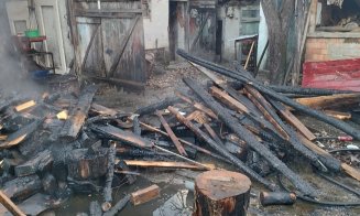 Incendiu într-o gospodărie din Cluj: Flăcările au distrus o magazie de lemne