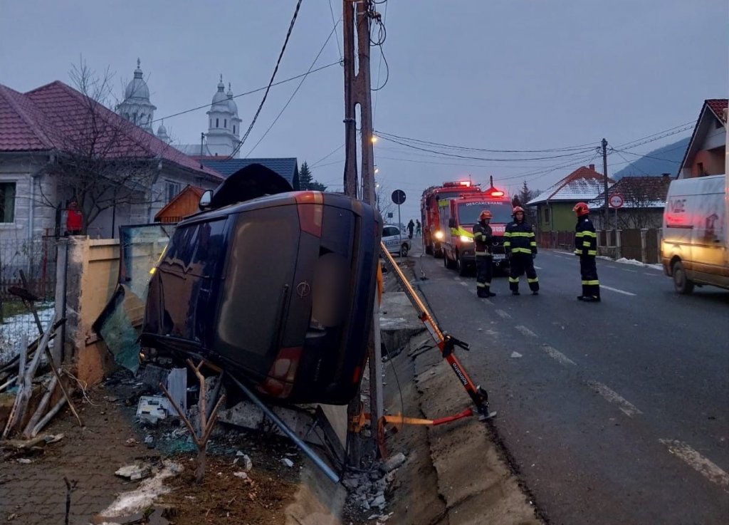 Scene ca într-un film de acțiune în Cluj: O mașină a spulberat o țeavă de gaz și un stâlp