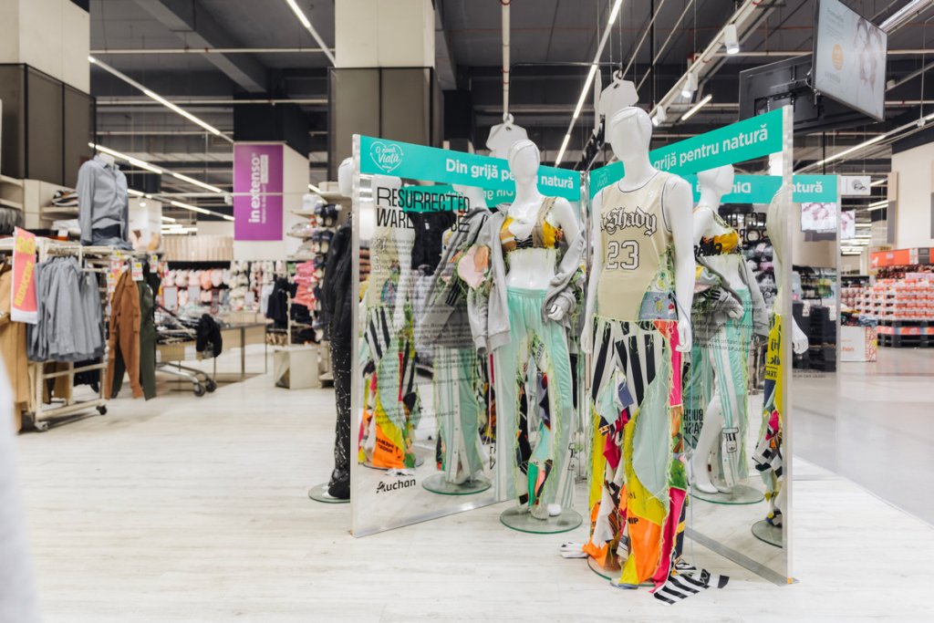 Descoperă „Resurrected Wardrobe” la Auchan din Iulius Mall! Ținute unice create de designeri români de renume, din piese vestimentare reciclate