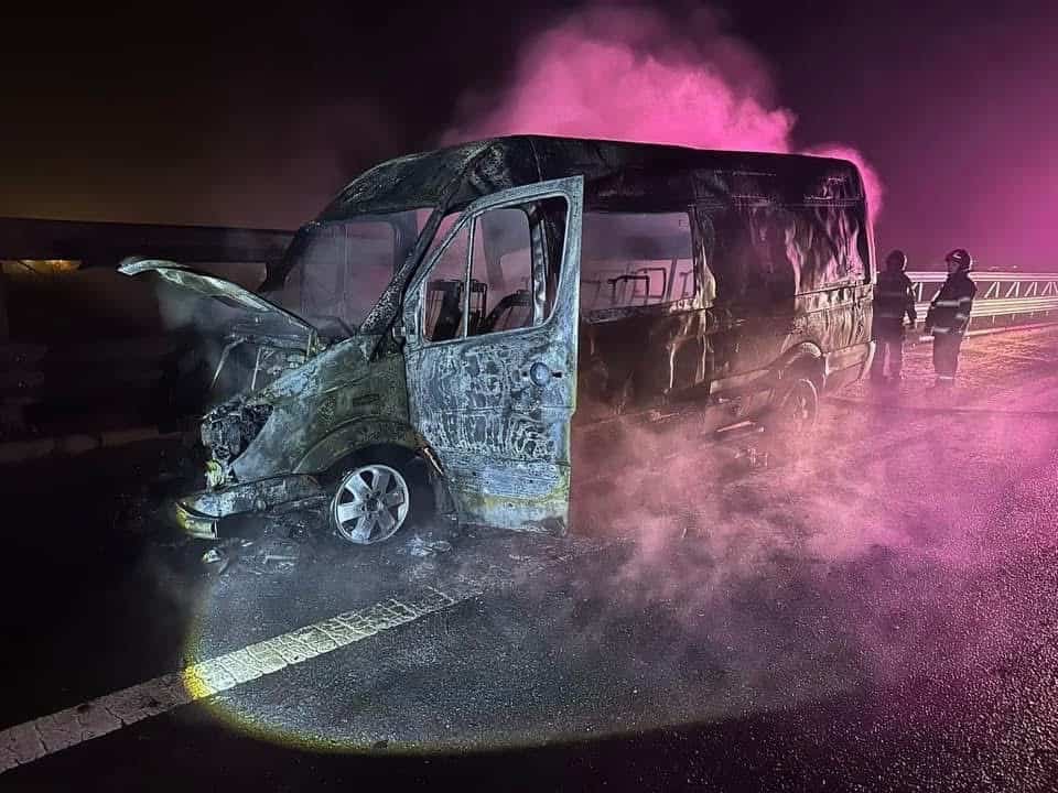 Incendiu pe autostradă între Câmpia Turzii și Turda. O autoutilitară s-a făcut scrum