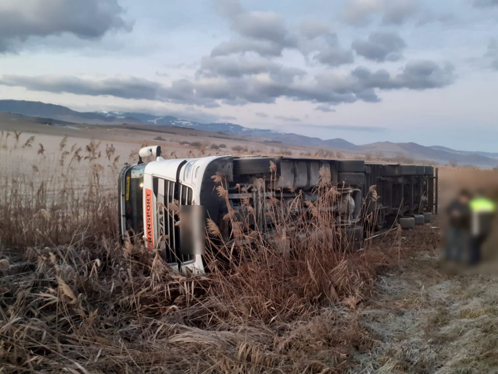 ACCIDENT în judeţul Cluj. Autotren răsturnat în şanţ