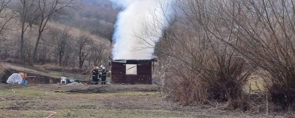 Victimă carbonizată în urma unui incendiu puternic în Stejeriș
