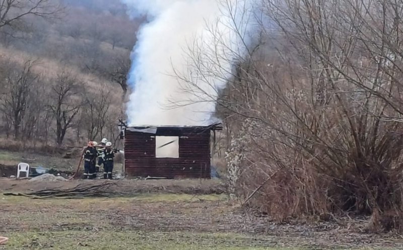 Victimă carbonizată în urma unui incendiu puternic în Stejeriș