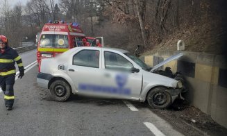 Mașină făcută praf pe un drum din Cluj: SMURD-ul a intervenit