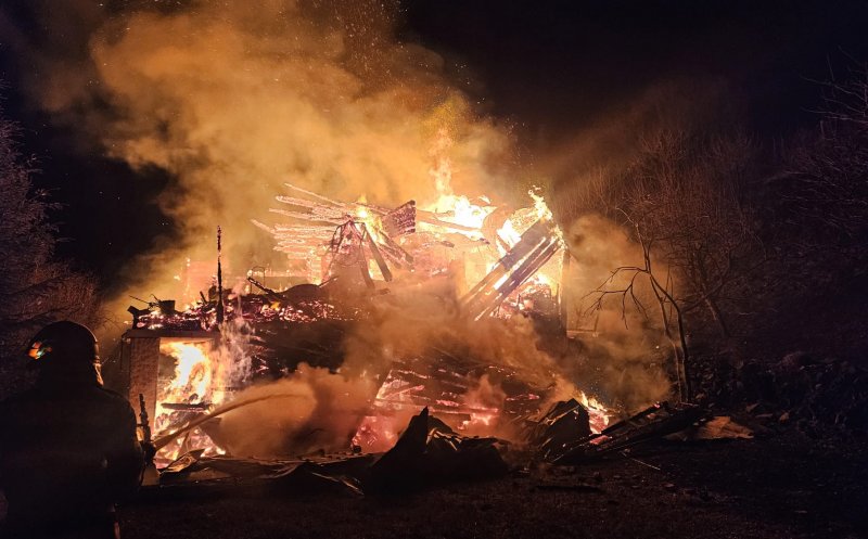 Cabană de lemn din judeţul Cluj făcută scrum în urma unui incendiu de proporţii / Care a fost cauza