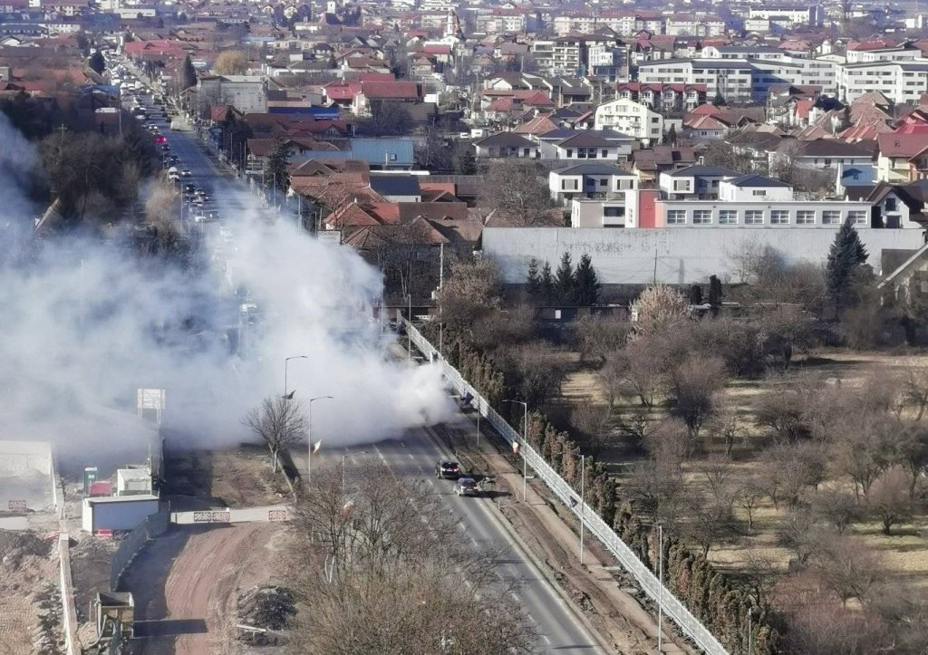 Mașină învăluită în fum pe drumul spre Florești