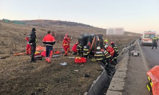 Accident grav cu trei victime în Cluj: O mașină s-a răsturnat. Descarcerarea a intervenit