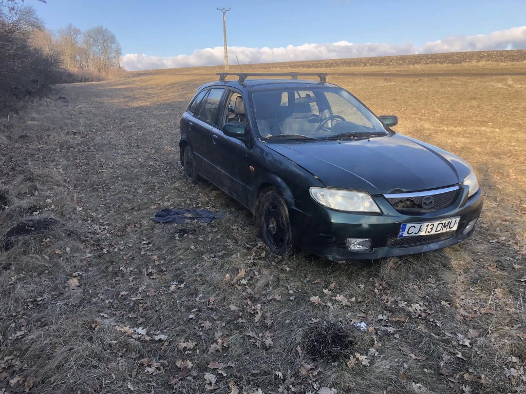 Maşină ABANDONATĂ de un an lângă pădurea Lombului din Cluj / "Poate cineva o caută..."