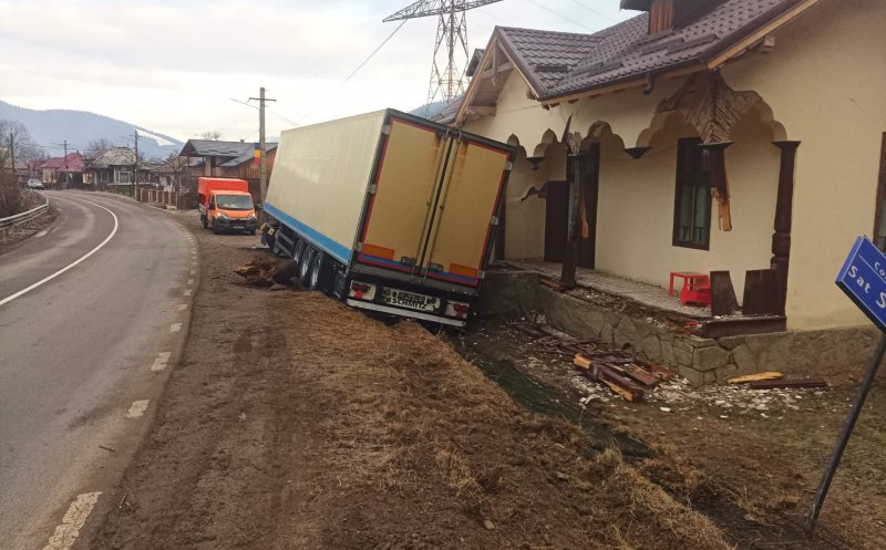 Un șofer beat a intrat cu TIR-ul direct într-o casă. Ce alcoolemie avea