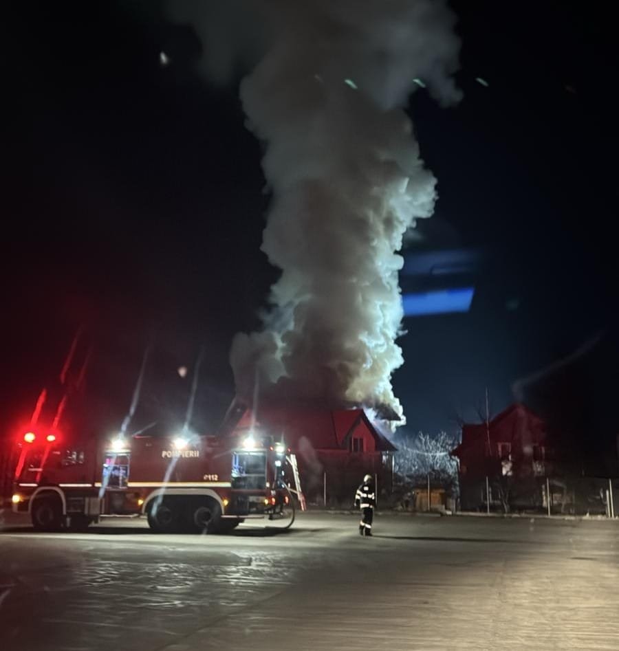 Incendiu puternic lângă Cluj-Napoca. Au intervenit 5 mașini de pompieri