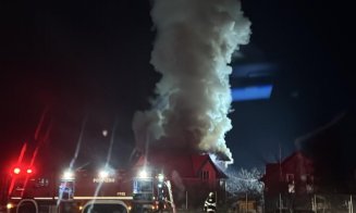 Incendiu puternic lângă Cluj-Napoca. Au intervenit 5 mașini de pompieri