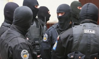 Scandal monstru în fața sediului de Poliție din Apahida. A fost nevoie de intervenția mascaților pentru a calma spiritele