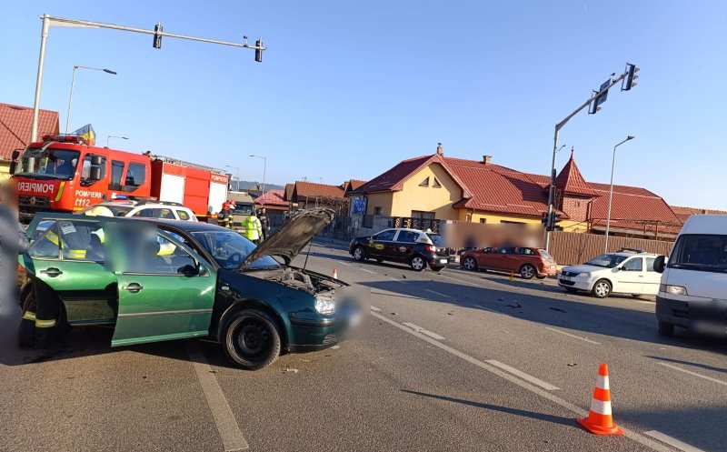 Accident între trei mașini în Florești. O femeie a fost transportată de urgență la spital