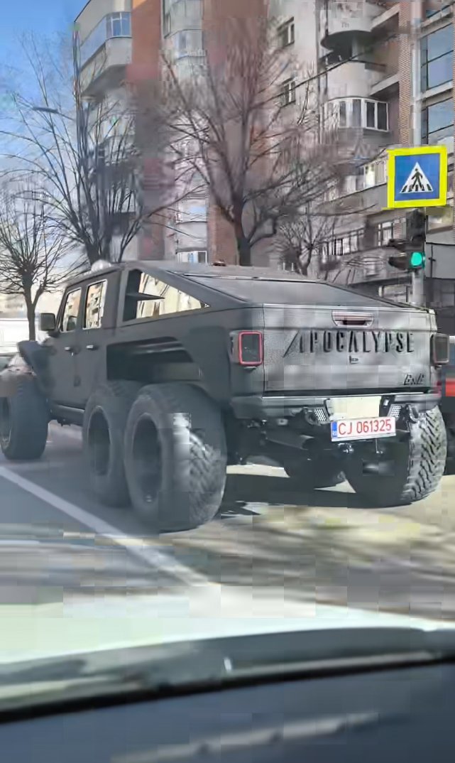 ''Monștrii'' pe străzile Clujului. După Tesla Cybertruck, Jepp-ul Apocalypse Hellfire