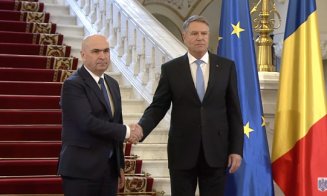 Klaus Iohannis, către Ilie Bolojan, la predarea mandatului: „Să aveţi grijă de România!”