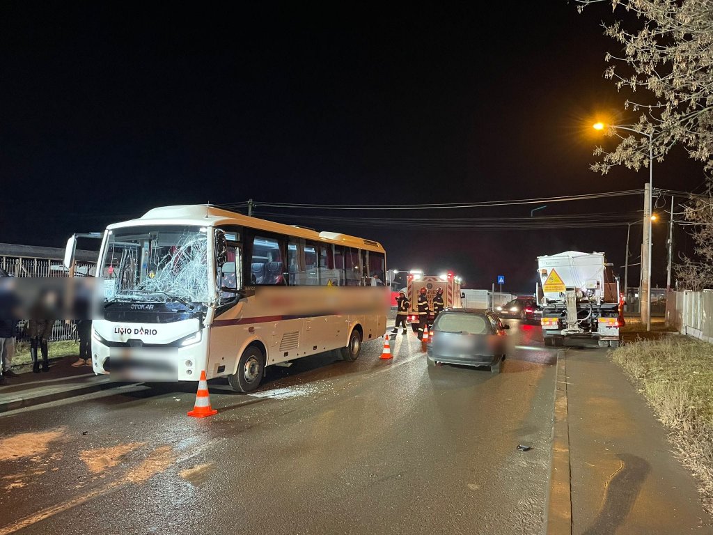 ACCIDENT în Cluj-Napoca: 14 persoane găsite la locul impactului dintre un autocar și o autoutilitară