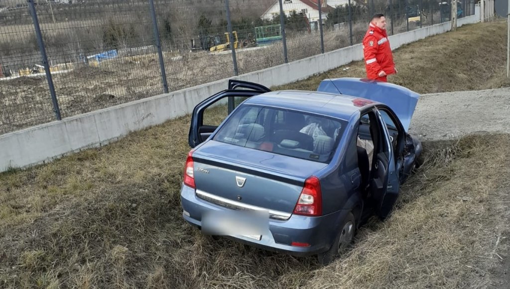 Mașină căzută în șanț într-o localitate din Cluj. O femeie a fost dusa la spital