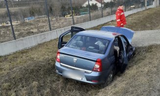 Mașină căzută în șanț într-o localitate din Cluj. O femeie a fost dusa la spital