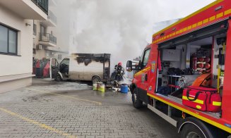 Incendiu în Cluj-Napoca: O dubă a luat foc. Intervin pompierii ISU