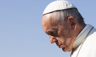 Cum se tratează boala de care suferă Papa Francisc. Vezi care sunt simptomele