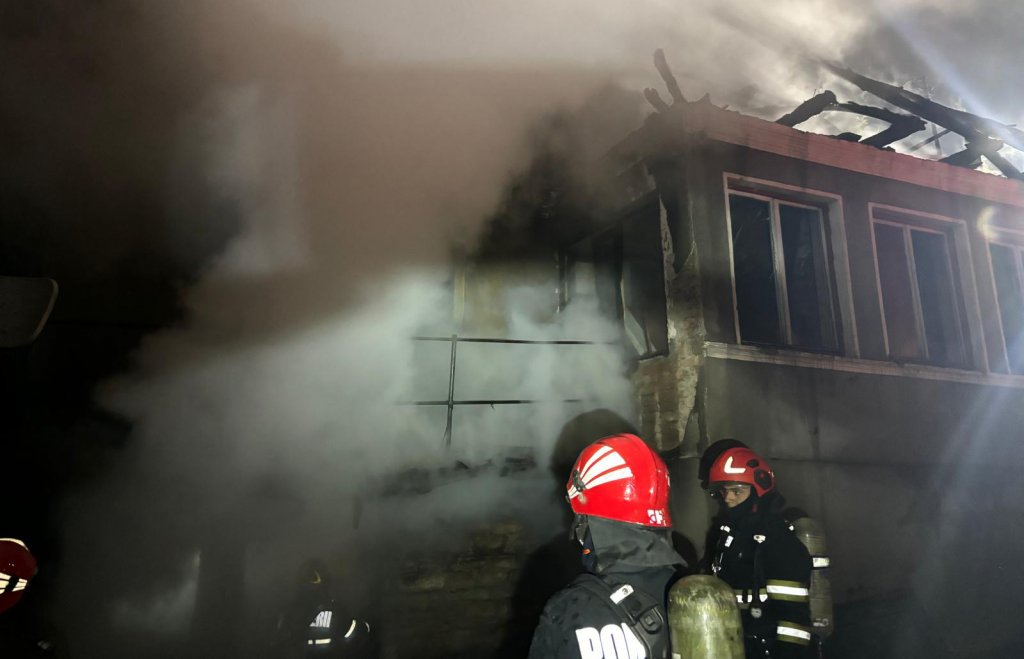 INCENDIU la o casă pe 150 mp / Viciul l-a costat scump pe un clujean. Şi-a distrus casa cu o ţigară