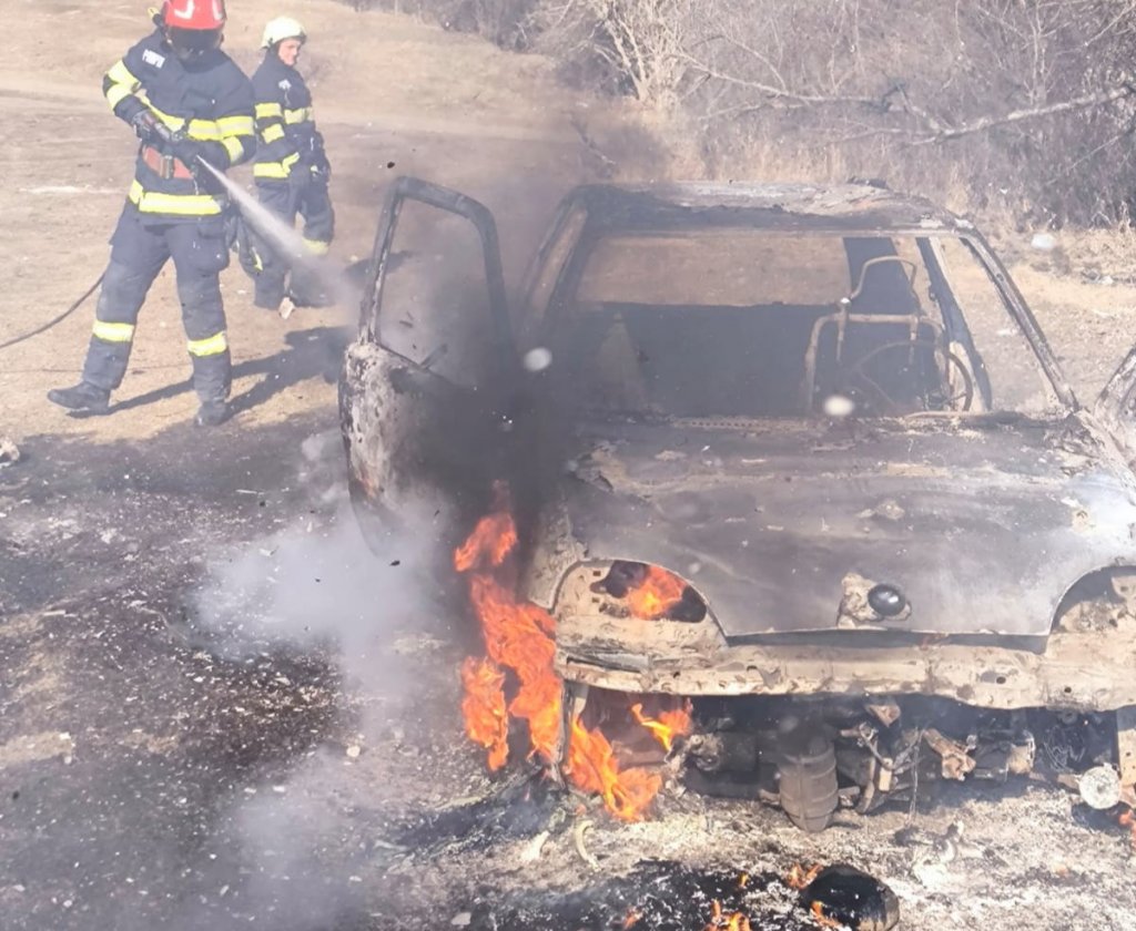 Incendiu puternic în Florești: O mașină a fost distrusă complet
